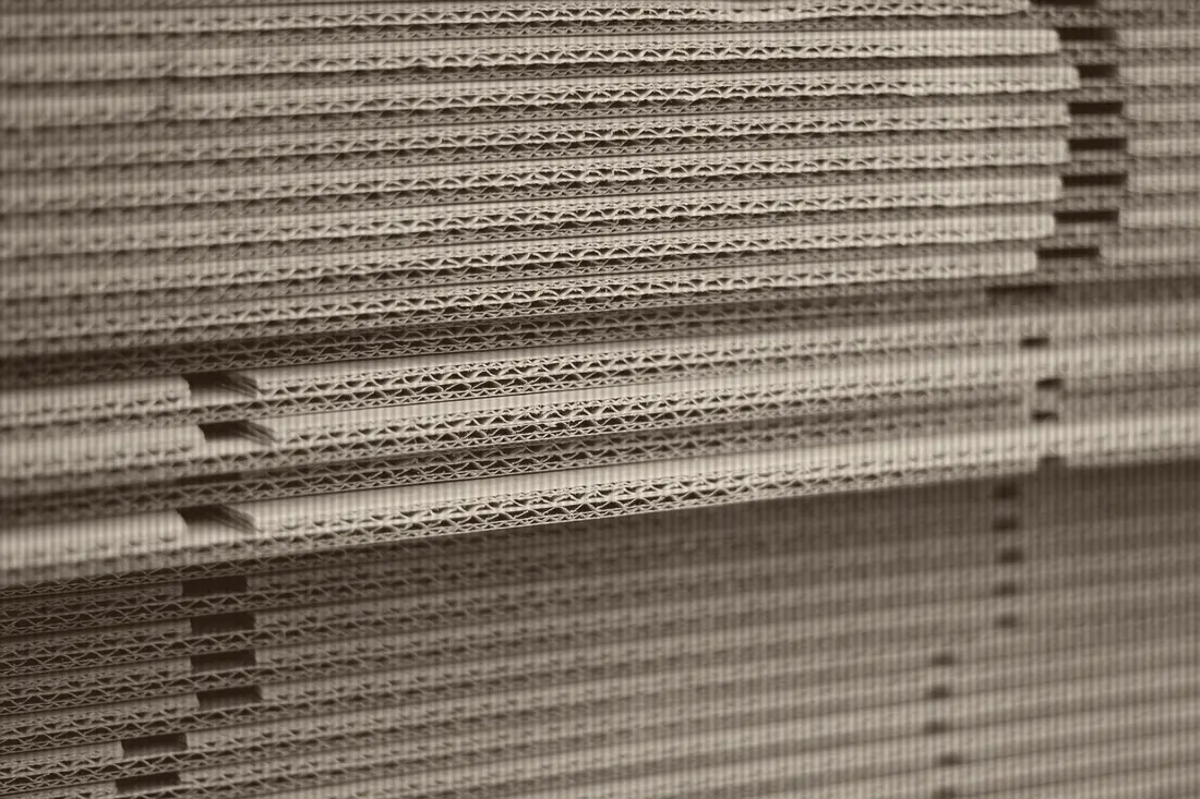 Double-wall cartons packed flutes up